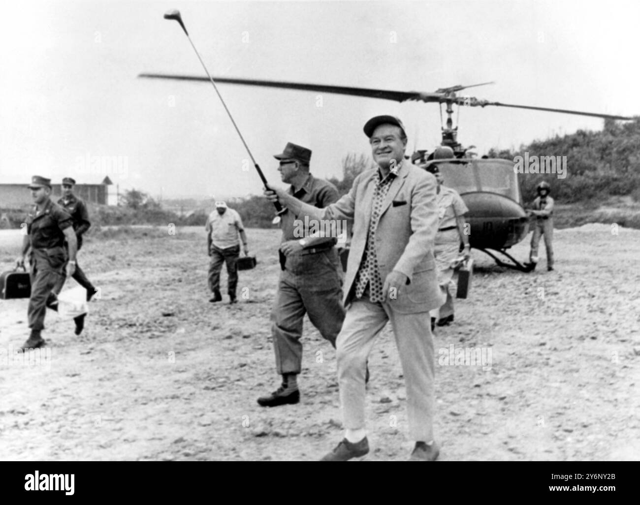 Bob Hope arriva per Natale per intrattenere le truppe a da Nang, Vietnam. 1967 Hope, Bob (orig. Leslie Townes Hope) attore e comico statunitense (nato in Inghilterra); conduttore o co-conduttore della cerimonia degli Academy Awards 18 volte 1939-1977; con Bing Crosby, co-protagonista in sette film "Road" 1940-1962; noto per i tour all'estero che intrattenevano le truppe statunitensi, specialmente a Natale, a partire dal 1941; co-autore di memorie 'Don't shoot, IT's Only me' 1990; nominato veterano onorario americano dal Congresso 1997 1903-2003 Foto Stock