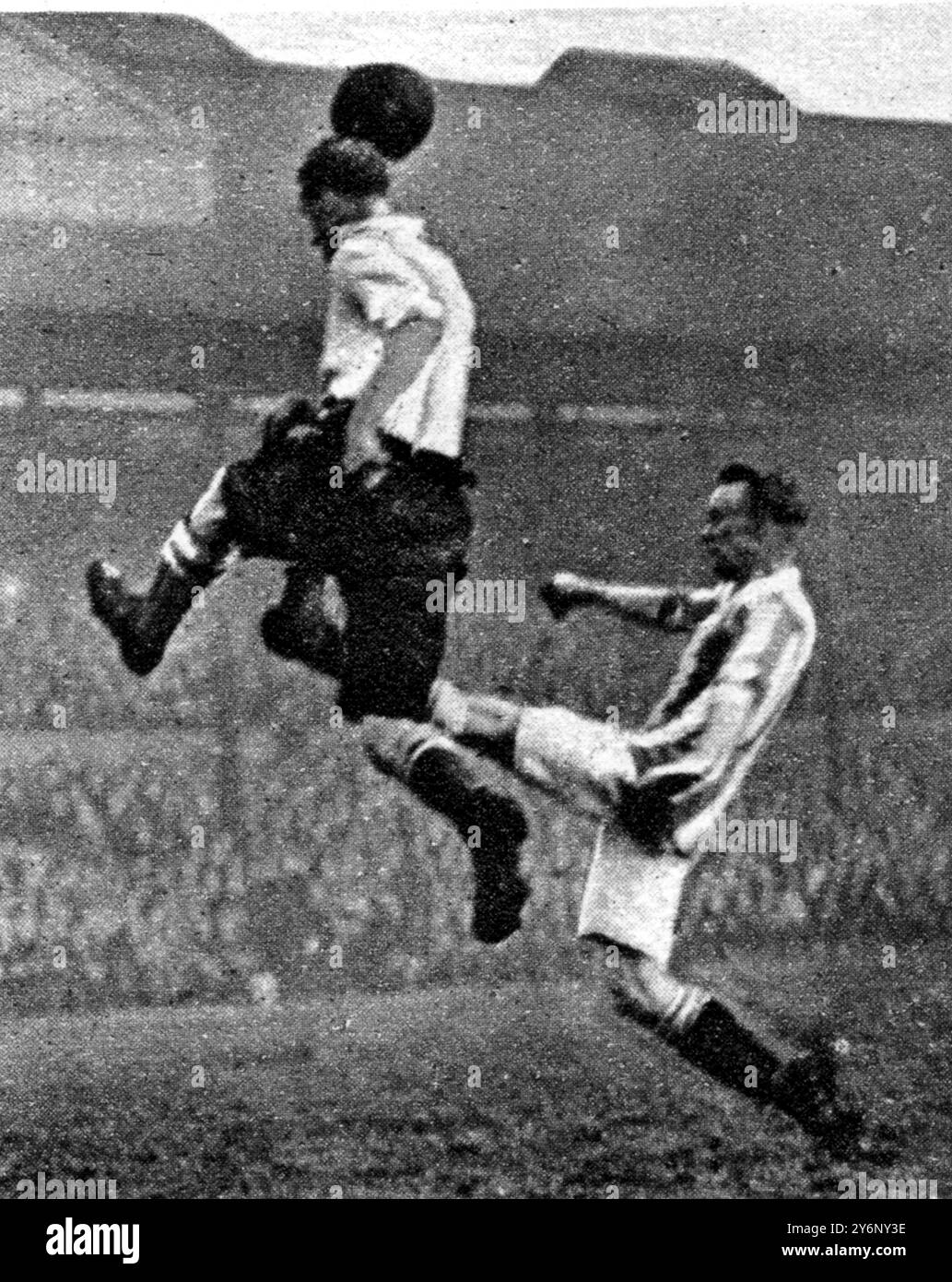 Corinthian contro Brighton e Hove Albion: Dilettanti contro professionisti in una grande Coppa - legare "Replay": I Corinzi picchiati.: Testa contro piede: Mr A.. G Bower (a sinistra) frustra un brighton Forward. 27 gennaio 1923 Foto Stock