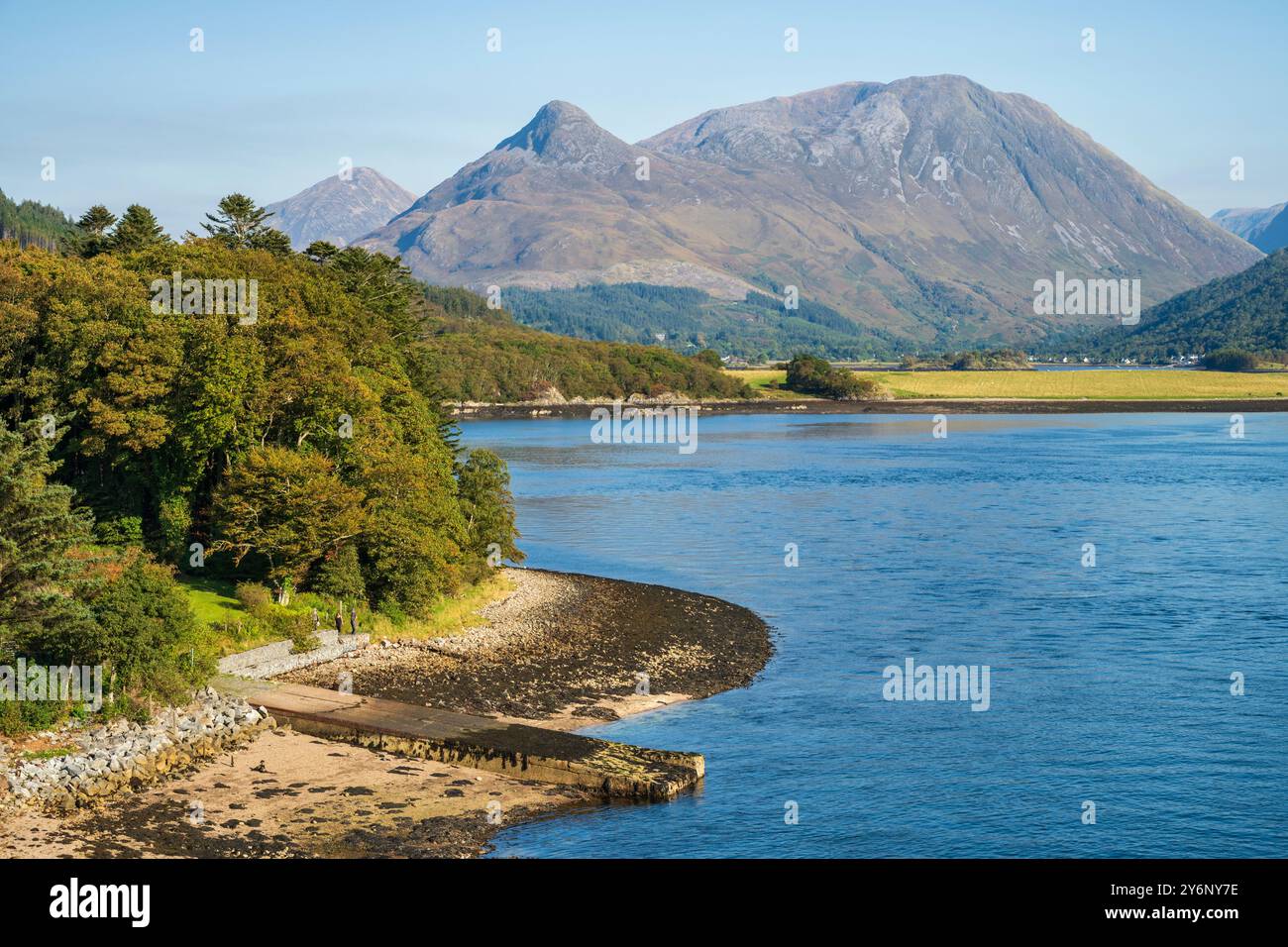 Vista dal Ballachulish Bridge lungo Loch Leven verso Glencoe, Scozia, Regno Unito Foto Stock