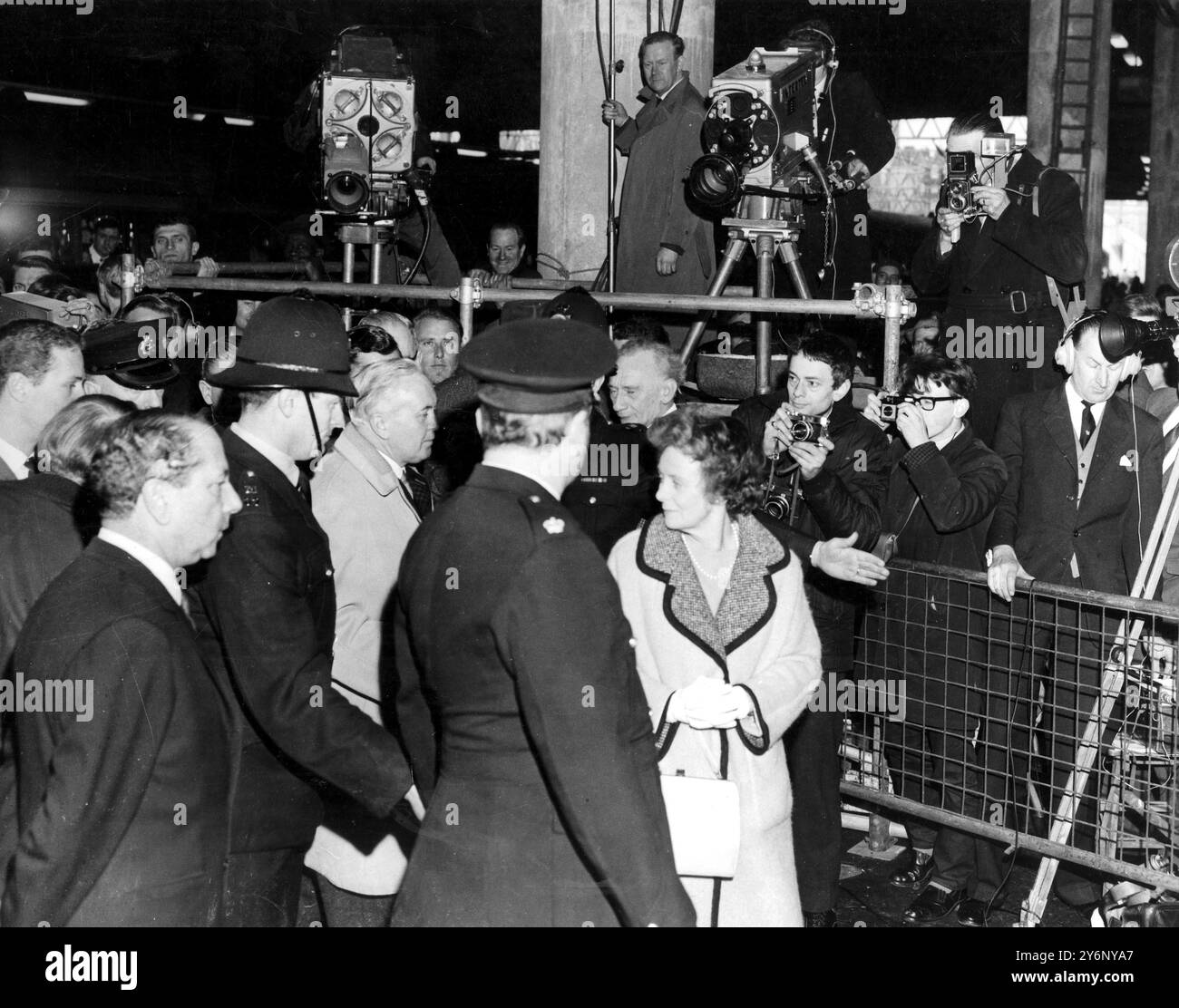 Questa mattina, quando il treno da Liverpool ha riportato a Londra il trionfante primo ministro britannico Harold Wilson (a sinistra, vedendo tra poliziotti), che con sua moglie Mary Wilson (in primo piano a destra) è stato accolto da una batteria di pressman e fotografi. Wilson, rieletto deputato laburista per Bayton Liverpool, ha ottenuto la vittoria di Land Slide nelle elezioni generali del Regno Unito, ottenendo la maggioranza assoluta nella nuova camera dei comuni da 630 seggi. Aprile 1966 Foto Stock