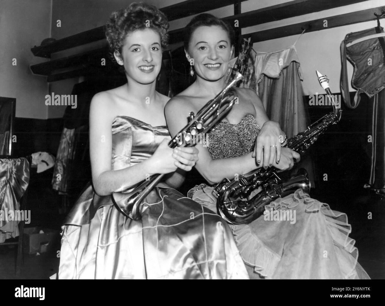 Elaine Harris (a sinistra) di Grantham, Lincs, è una delle tre sedicenni della band di Ivy Benson (a destra) per la quale ha fatto domanda al Bow Street Court per permissionare in Germania come musicisti. Elaine Harris è stata una studentessa di tromba Phil Parker per sette anni. Ora è una delle principali trombettiere della band di Ivy Benson - 11 settembre 1954 Foto Stock