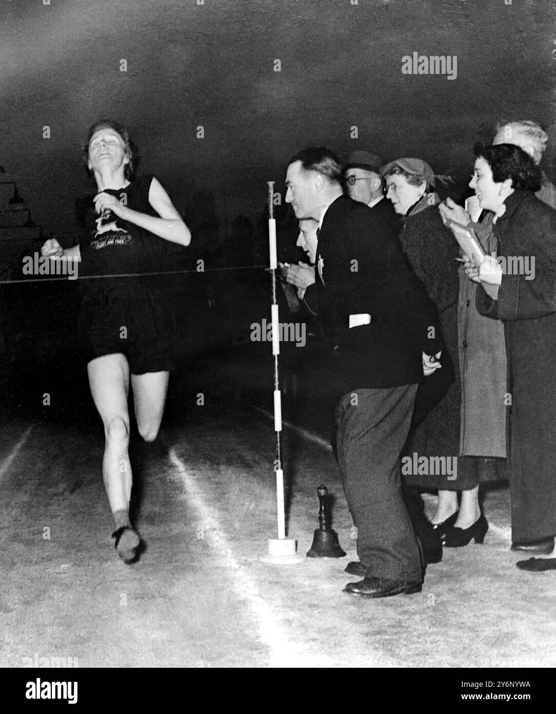 Diane Leather, 21 anni di Birmingham che corre senza ritmo, ha percorso il miglio in 5 min. 0,2 secondi per battere il miglio più veloce mai registrato da una donna 27 maggio 1954 Foto Stock