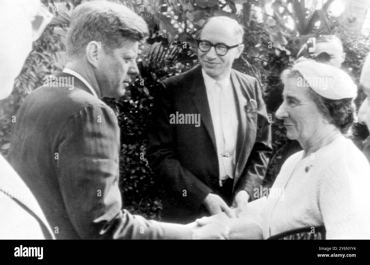 Palm Beach, Florida: Il presidente degli Stati Uniti John F. Kennedy (a sinistra) stringe la mano al ministro degli Esteri israeliano, signora Golda Meirseguendo il loro discorso di prima mattina alla tenuta C. Michael Paul. 28 dicembre 1962 Foto Stock