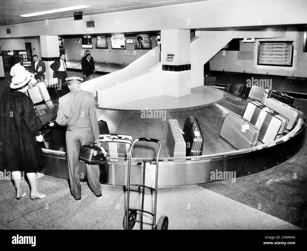 San Francisco: Un distributore di bagagli "Merry go round" il primo del suo genere installato dalla United Air Lines all'aeroporto di San Francisco. Il dispenser a carosello (Lazy Susan) può contenere 125 sacchetti, per un totale di 4.000 PBS. Consente ai passanti di stare in un unico posto mentre i loro sacchetti vengono consegnati. 5 ottobre 1961 Foto Stock