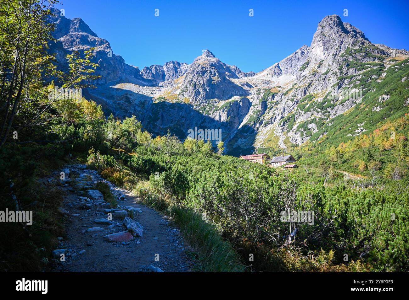 Vista panoramica di un sentiero escursionistico che conduce attraverso una valle a un rifugio di montagna nelle alte montagne dei tatra. Foto Stock