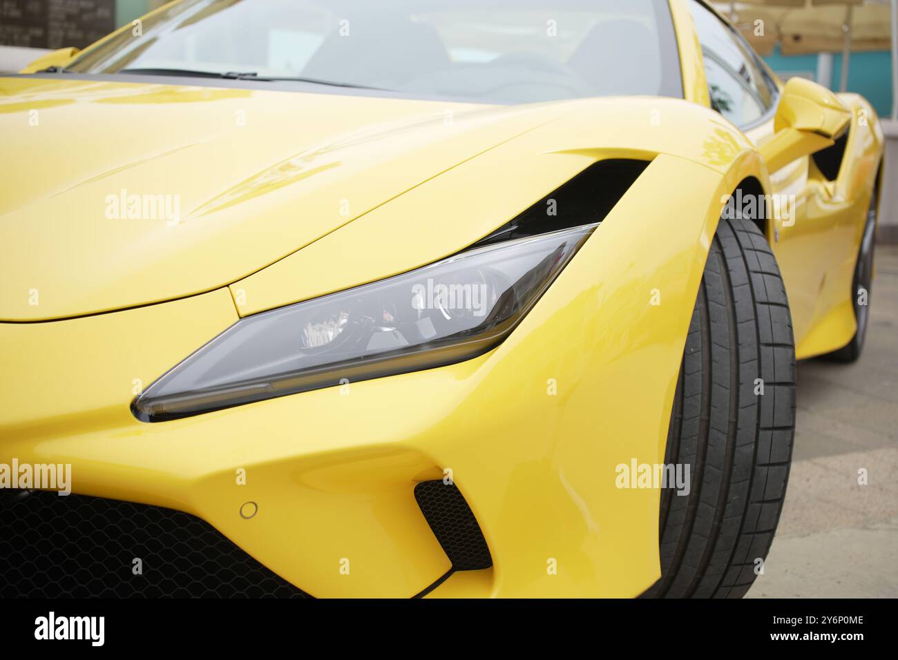 Primo piano su un'auto di lusso gialla Foto Stock