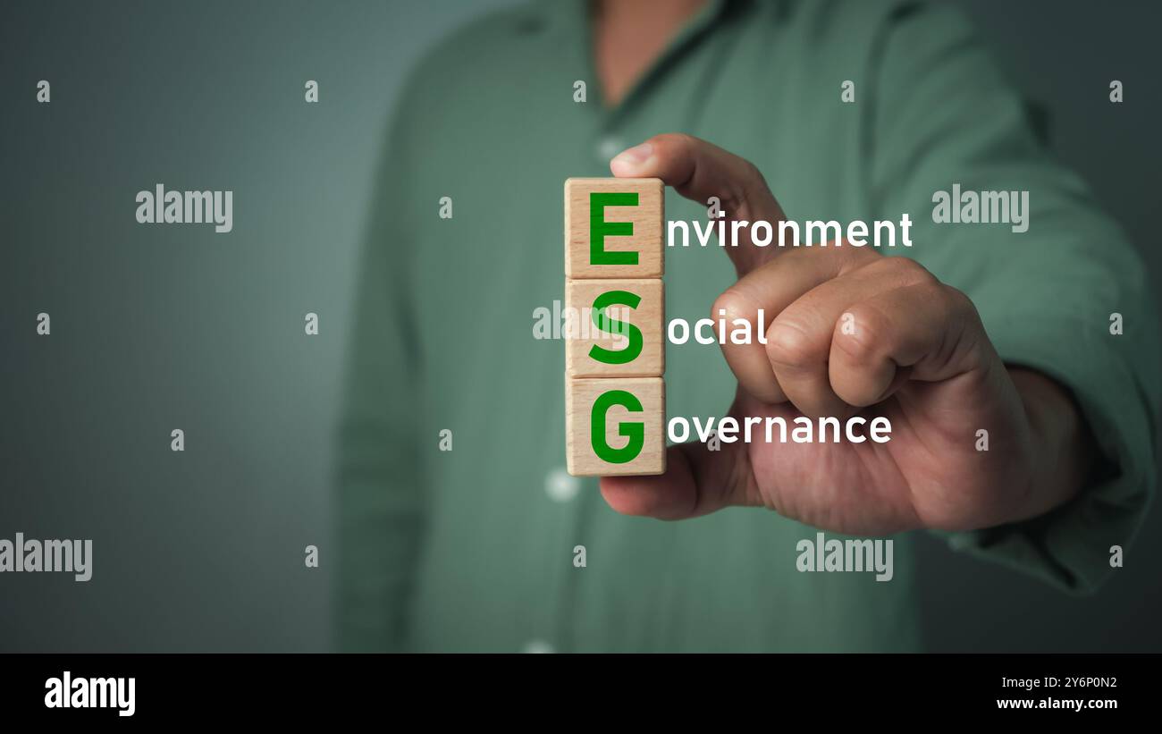 Business man Holding Globe con il testo ESG di risparmio di energia pulita ambientale, sociale, governance, sviluppo sostenibile e aziendale, ecologia f Foto Stock