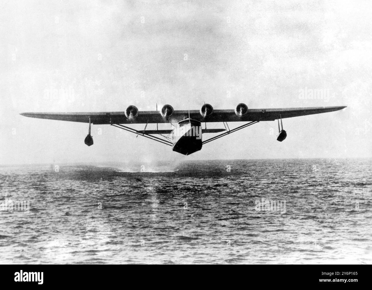 Il gigantesco idrovolante della Pan-American Airways, il Flying Clipper, che qualche settimana fa ha effettuato una serie di voli di prova sul Pacifico, è decollato da Alameda, California, durante il suo volo commerciale di apertura per Honolulu. Questa è la prima fermata del suo volo di 5.000 miglia per Ware Islands nell'Oceano Pacifico. Spettacoli fotografici: Il Flying Clippier in volo. 10 agosto 1935 Foto Stock