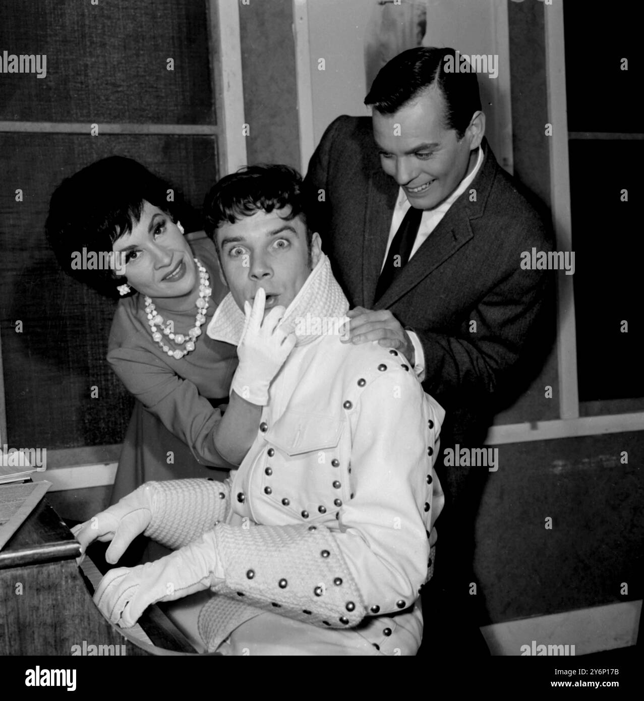 14 giugno 1961: La pop star britannica Marty Wilde sarà protagonista del nuovo spettacolo musicale americano "Bye, Bye Birdie" al Her Majesty's Theatre di Haymarket, Londra. Marty (al centro) è visto qui con Chita Rivera (a sinistra) e Peter Marshall (a destra), che appaiono anche nello show. Marty suona la star del rock 'n' roll, Conrad Birdie. Foto Stock