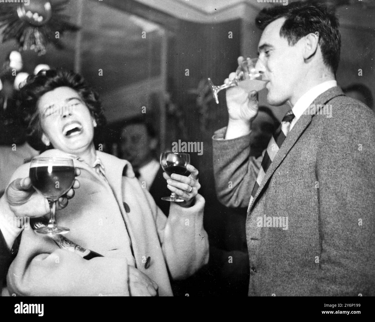 Londra: Il signor e la signora Albert George Dimes alla festa di celebrazione nel loro appartamento di Londra. Dimes, bookmaker di 40 anni di River Street, Finsbury, fu dichiarato non colpevole all'Old Bailey. Di aver ferito Jack Comer, conosciuto a Soho come Jack Spot.26 settembre 1955 Foto Stock