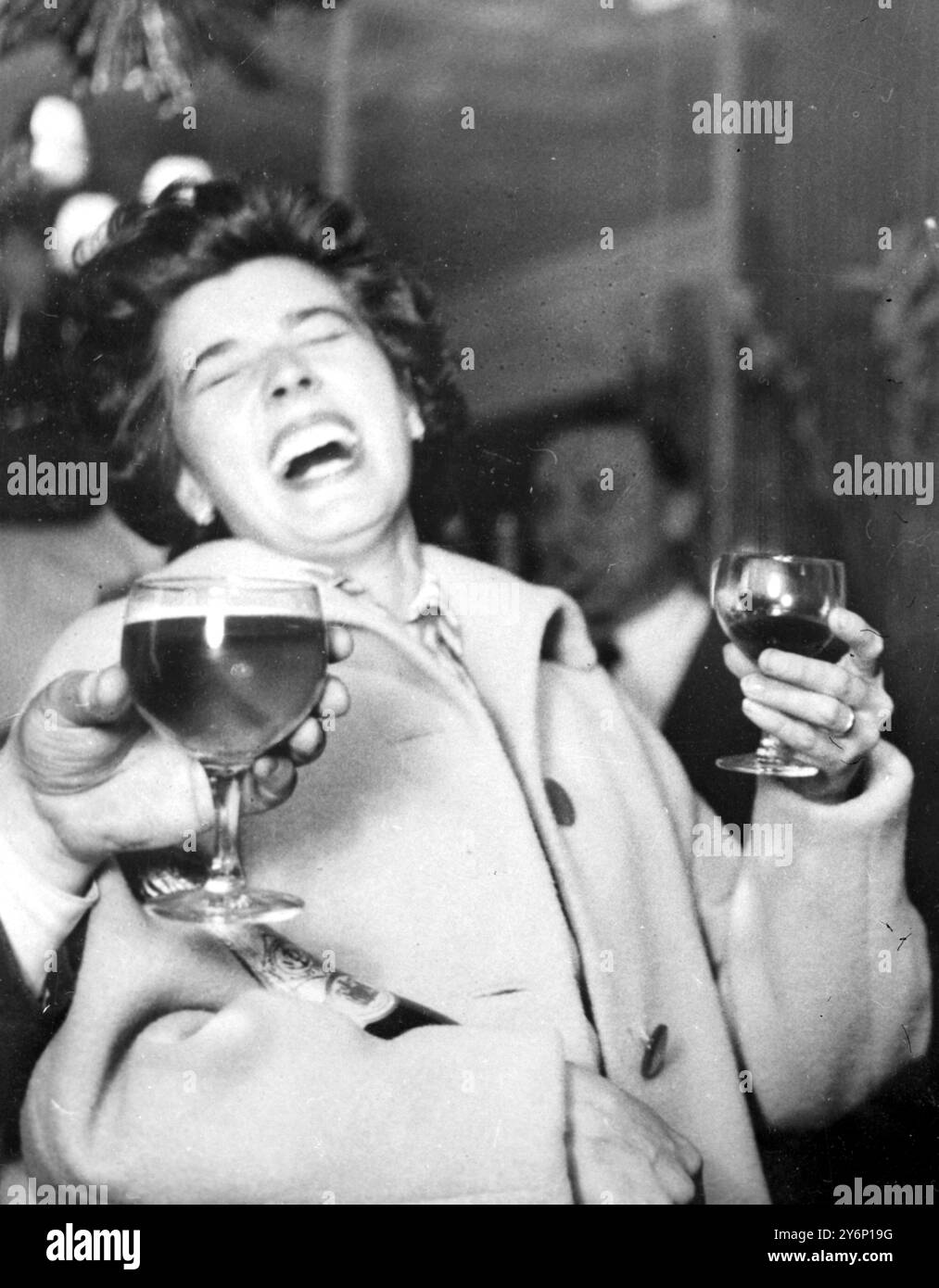 Londra: La signora Dimes alla festa di celebrazione nel loro appartamento di Londra. Per il signor Dimes, bookmaker di 40 anni di River Street, Finsbury, che è stato dichiarato non colpevole all'Old Bailey. Di aver ferito Jack Comer, conosciuto a Soho come Jack Spot.26 settembre 1955 Foto Stock