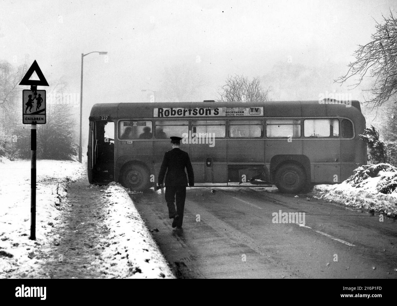 Meteo Casualty Sidcup Bromley Road bloccata dall'autobus Foto Stock