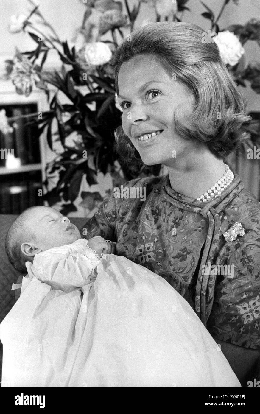 Lady Helen Windsor, 38 giorni, dorme pacificamente tra le braccia di sua madre la duchessa di Kent, nella loro casa a Coppins, Iver, Buckinghamshire to-day (venerdì). Queste sono le prime immagini del bambino, secondo figlio del Duca e della Duchessa di Kent e tredicesimo in linea di successione al Trono. Sarà battezzata Helen Marina Lucy nella cappella privata del Castello di Windsor domani. Lady Helen nacque a Coppins il 28 aprile. 5 giugno 1964 Foto Stock