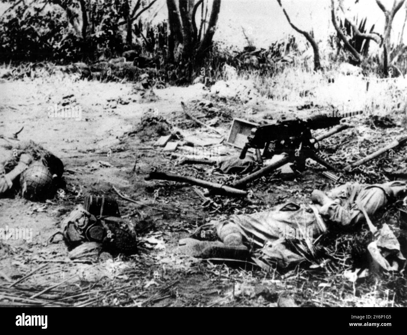 Macchina Jap - i cannoni giacciono morti accanto alla loro arma dopo che i marines statunitensi li avevano sorpassati durante i combattimenti a Guadalcanal. Pacific 11 gennaio 1942 Foto Stock