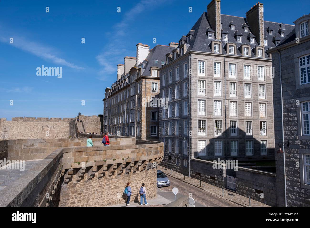 Saint-Malo (Bretagna, Francia nord-occidentale): Facciate di edifici lungo il lungomare e bastioni con la porta della città "porte d'Estrée" Foto Stock