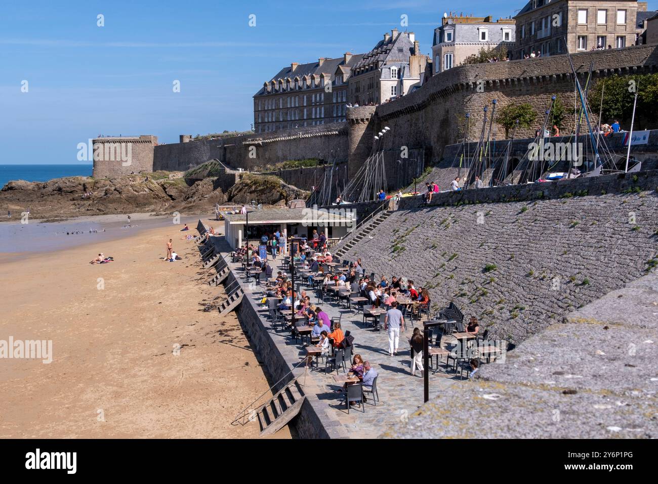 Saint-Malo (Bretagna, Francia nord-occidentale): Gente che gode il sole sulla terrazza di un caffè lungo la spiaggia "plage de Bon Secours". Vista della rampa Foto Stock