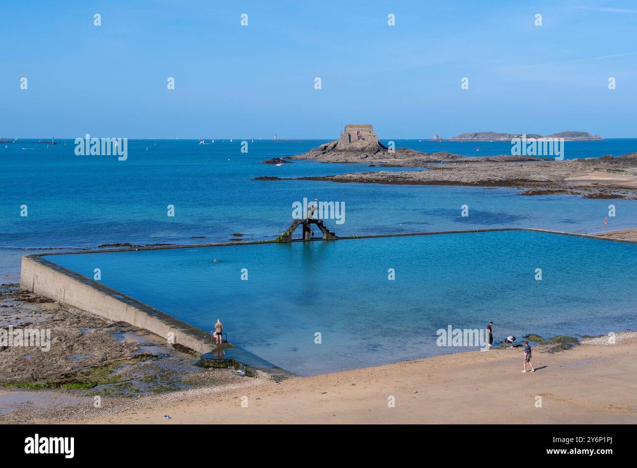 Saint-Malo (Bretagna, Francia nord-occidentale): Piscina di acqua di mare con la sua piattaforma per immersioni sulla spiaggia plage de Bon Secours e sull'isola delle maree Petit Bé nel Foto Stock