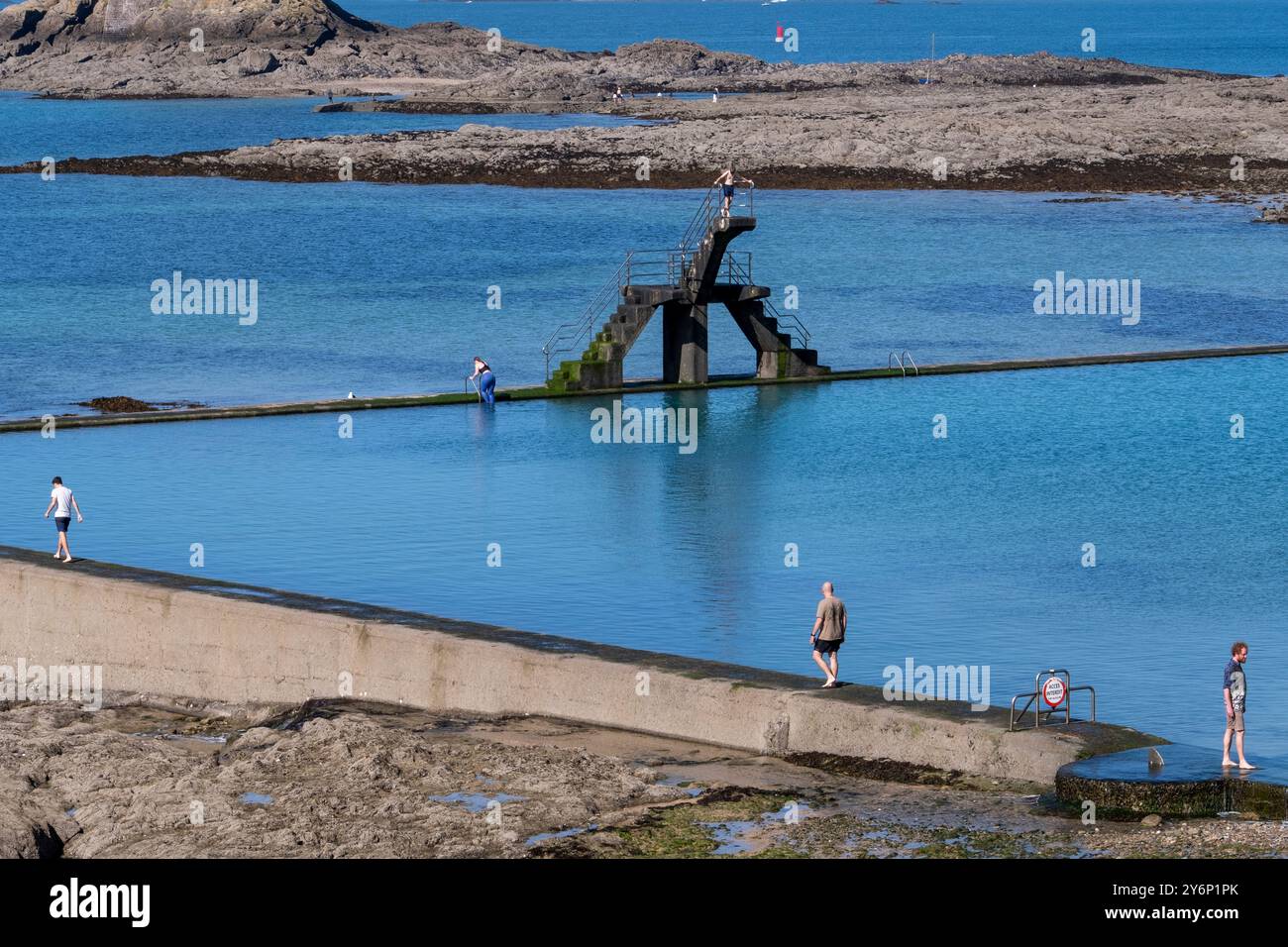 Saint-Malo (Bretagna, Francia nordoccidentale): Piscina di acqua di mare con la sua piattaforma per immersioni sulla spiaggia plage de Bon Secours, durante la marea Foto Stock