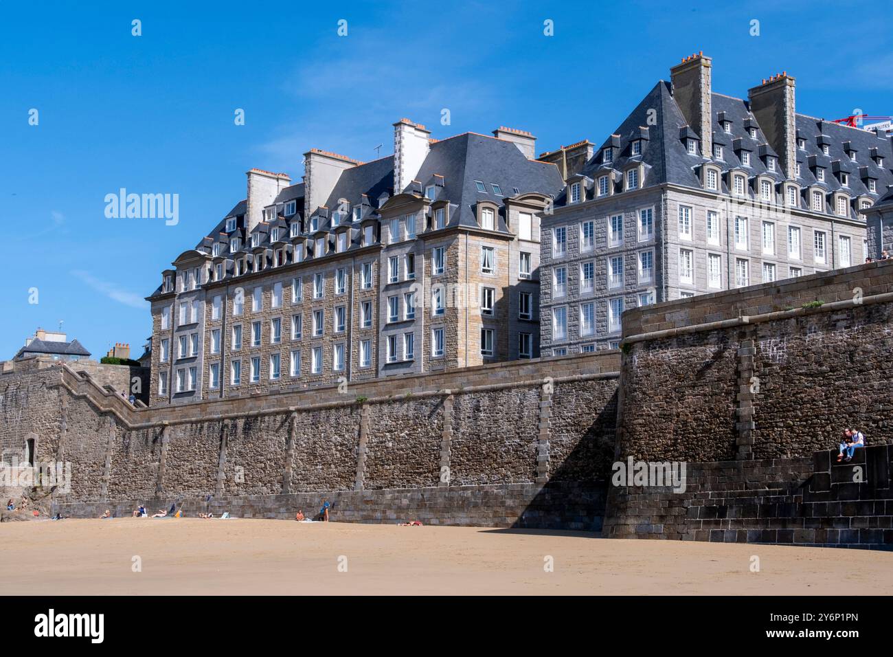 Saint-Malo (Bretagna, Francia nord-occidentale): Facciate di edifici lungo il lungomare e la spiaggia "plage du Mole" Foto Stock