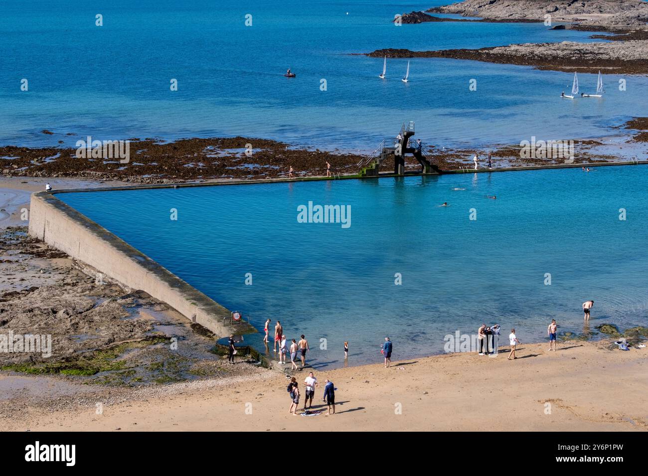 Saint-Malo (Bretagna, Francia nordoccidentale): Piscina di acqua di mare con la sua piattaforma per immersioni sulla spiaggia plage de Bon Secours, durante la marea Foto Stock
