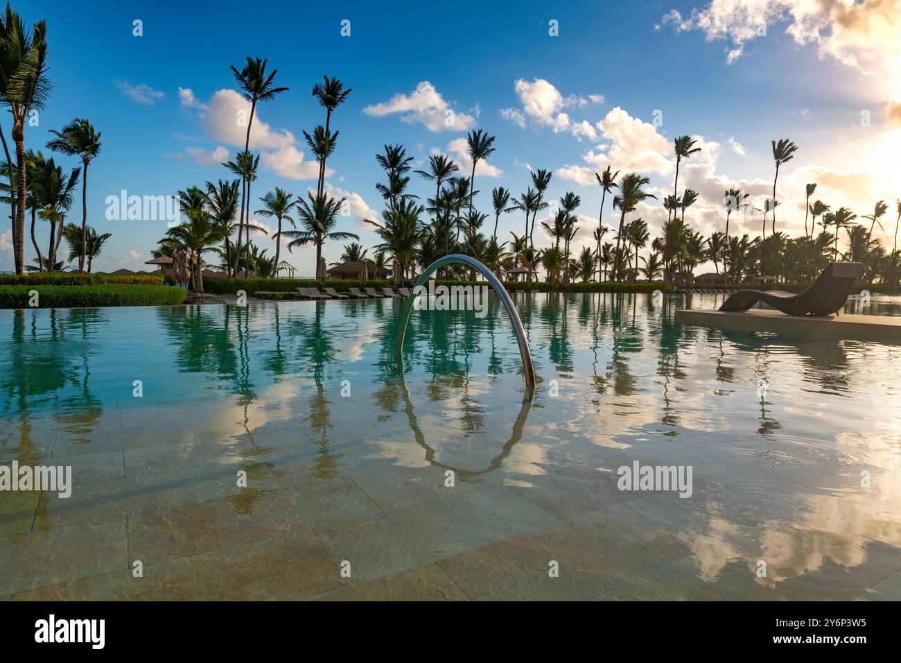 Piscina e palme in un resort di lusso a Pun Cana nella Repubblica Dominicana Foto Stock