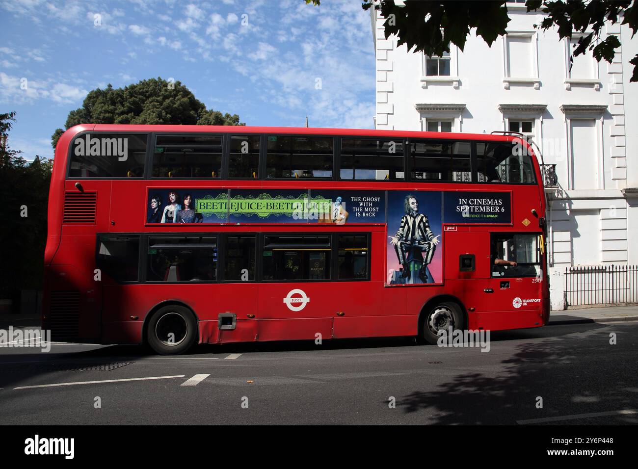 Autobus a due piani con pubblicità cinematografica Beetlejuice Beetlejuice Fulham Road Londra, Inghilterra Foto Stock