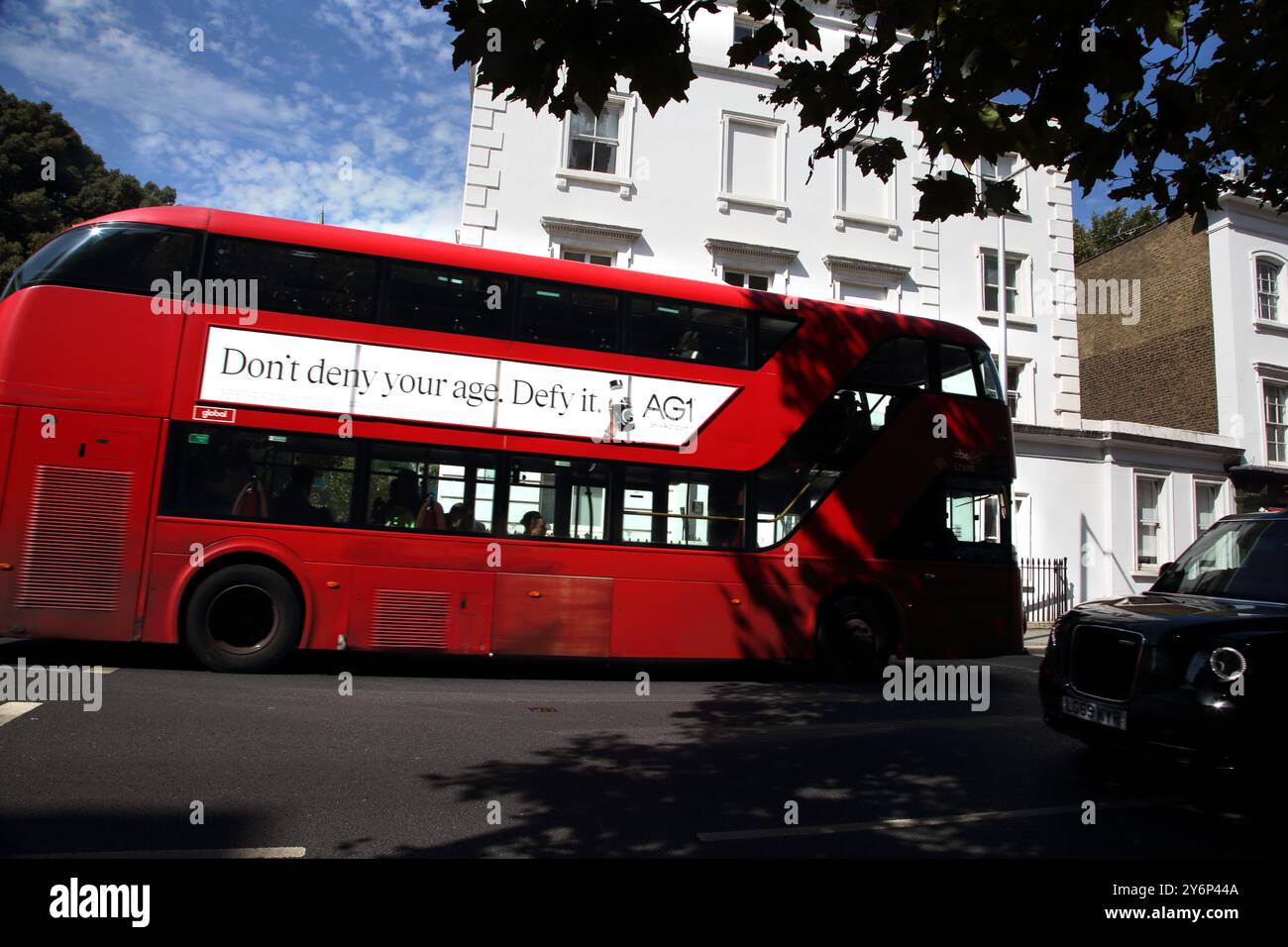 Autobus a due piani con pubblicità Fulham Road Londra Inghilterra Foto Stock