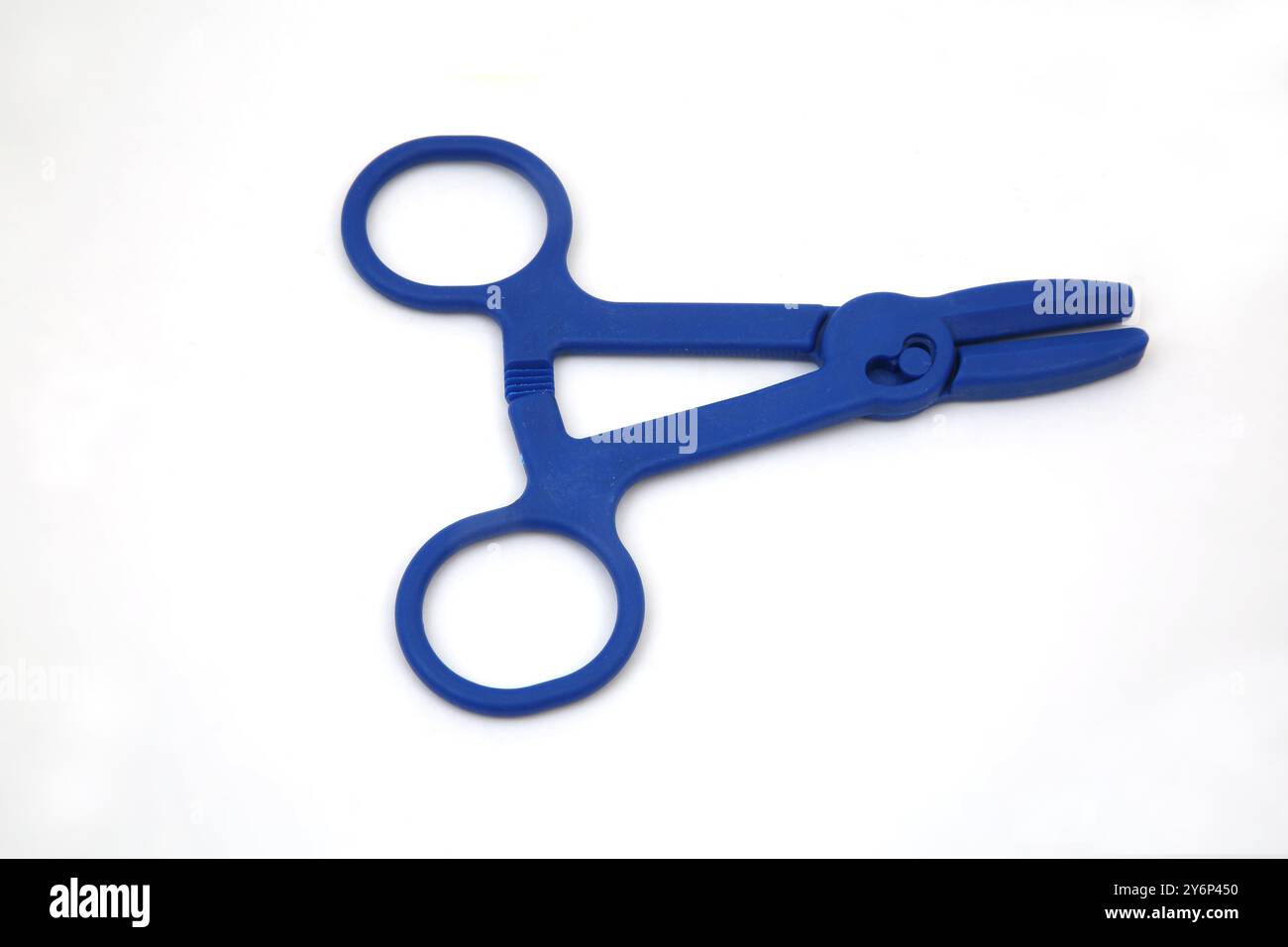 Primo piano delle pinzette di occlusione della provetta monouso Foto Stock