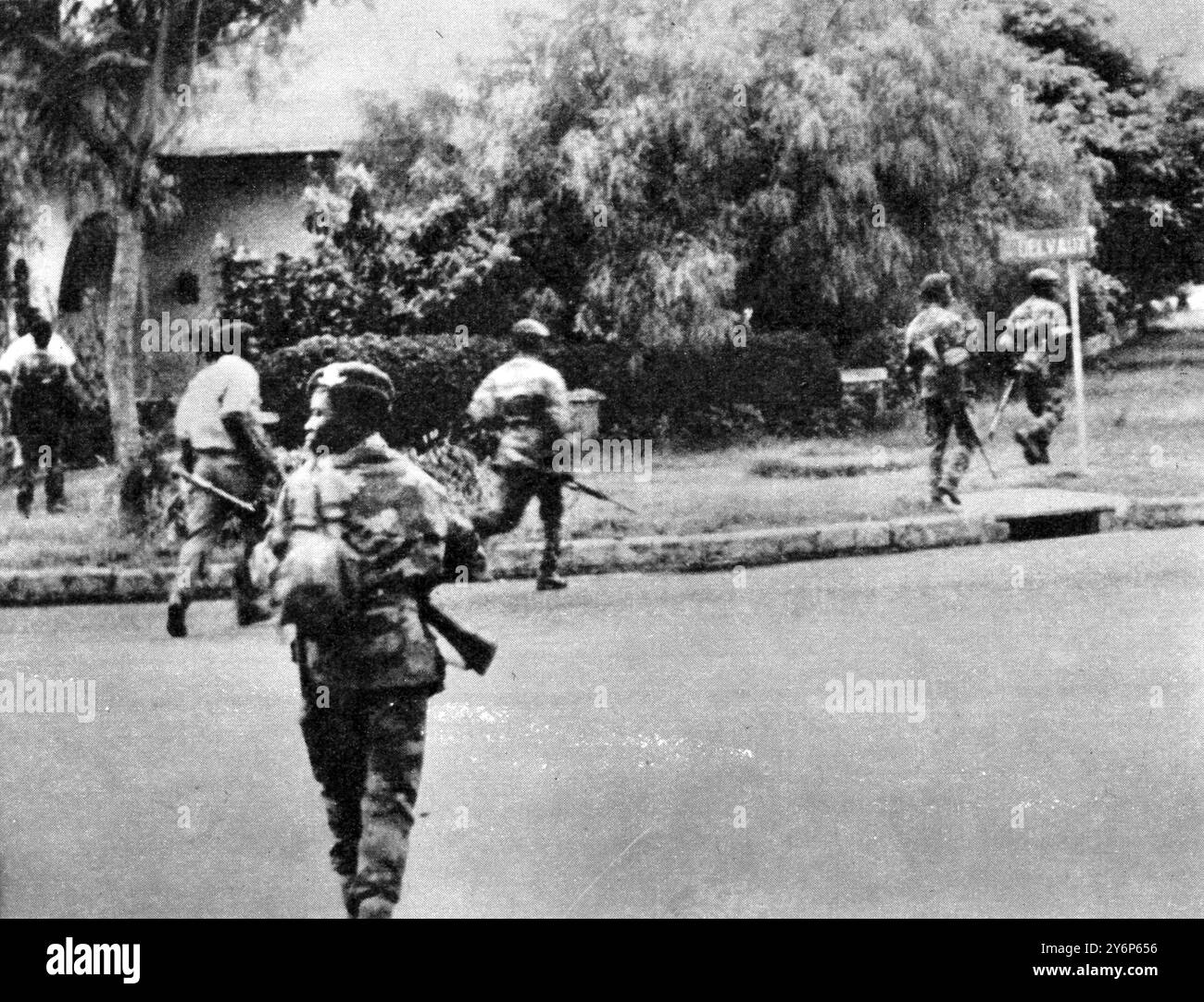 Scene di combattimenti recenti tra le Nazioni Unite e le truppe del Katangan: Truppe del Katangan in corsa per la copertura dalle forze delle Nazioni Unite a Elisabethville. 16 dicembre 1961 Foto Stock