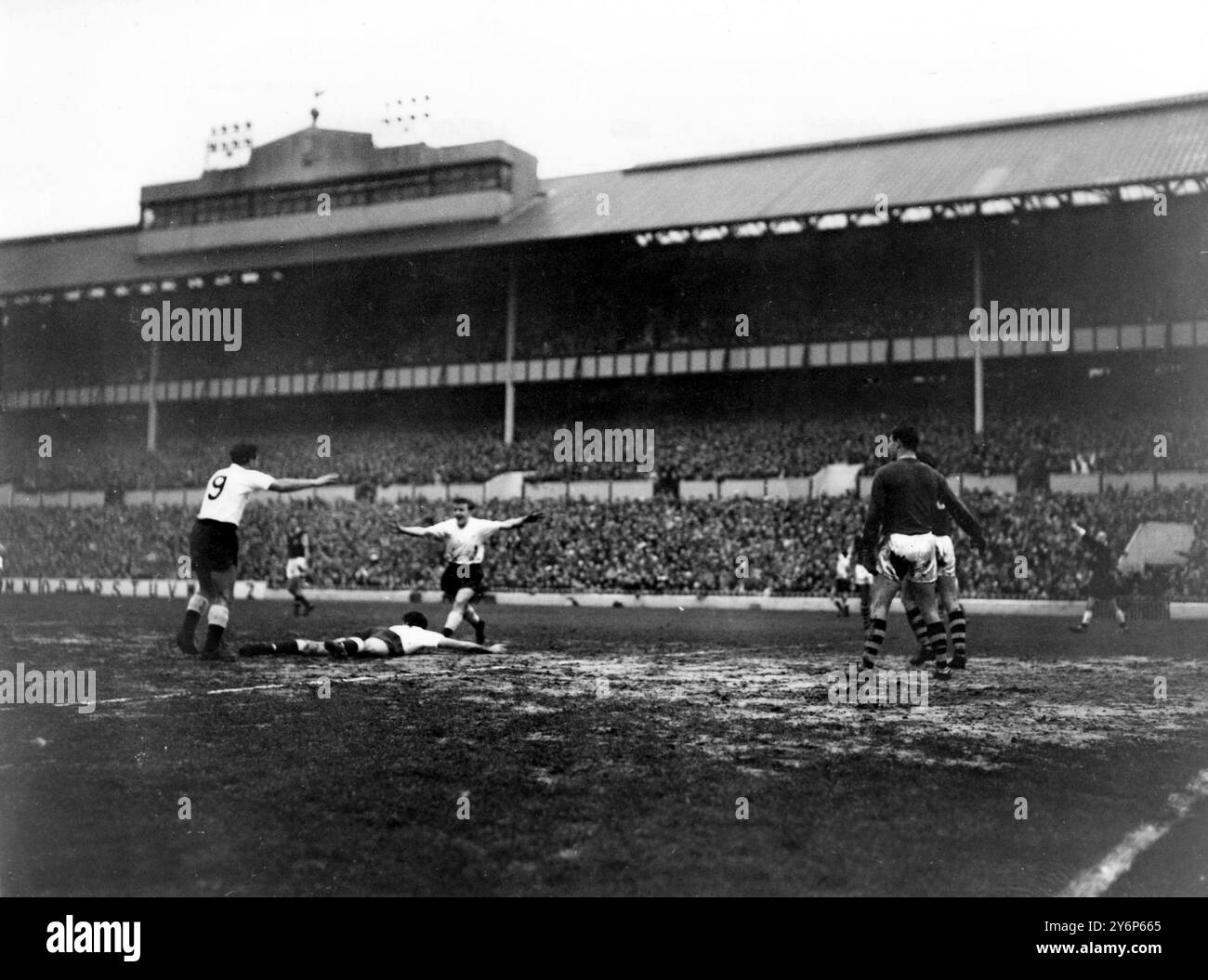 Il semiback del Tottenham Hotspurs Norman è ritratto a terra questo pomeriggio dopo aver segnato il primo gol degli Spurs nella partita giocata contro il Burnley al Tottenham Ground Result Spurs 4 Burnley 4 3 dicembre 1960 Foto Stock