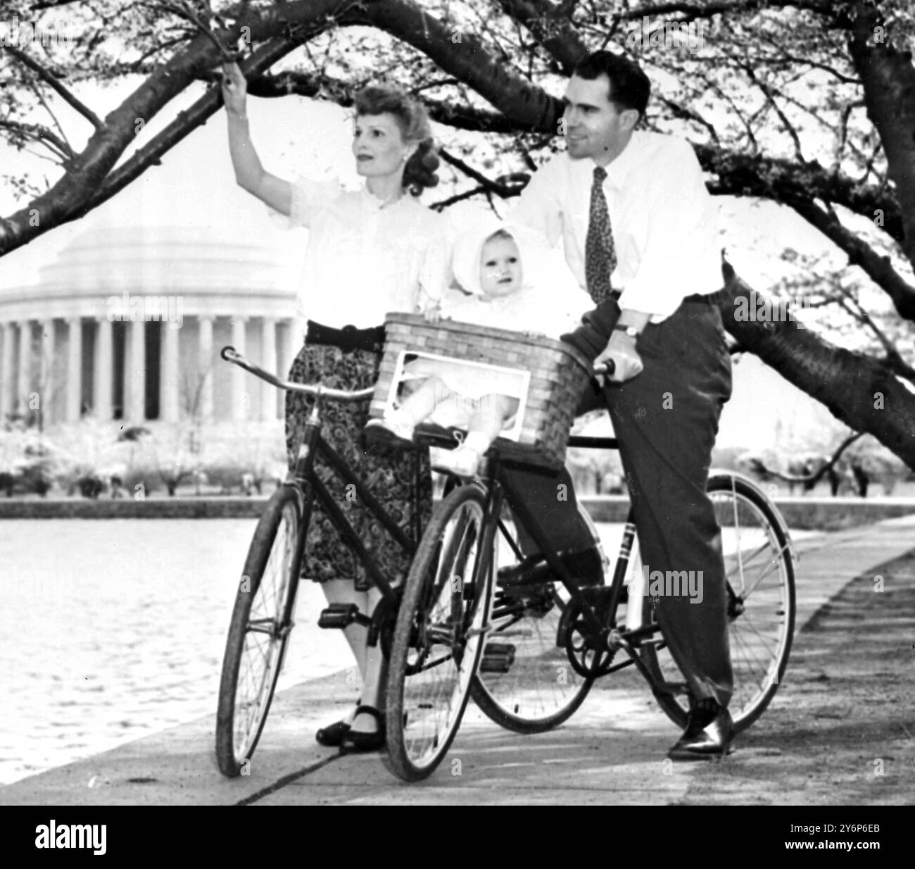 Washington, Richard Nixon e la signora Pat Nixon con la figlia Patricia (13 mesi). 28 luglio 1960 Foto Stock