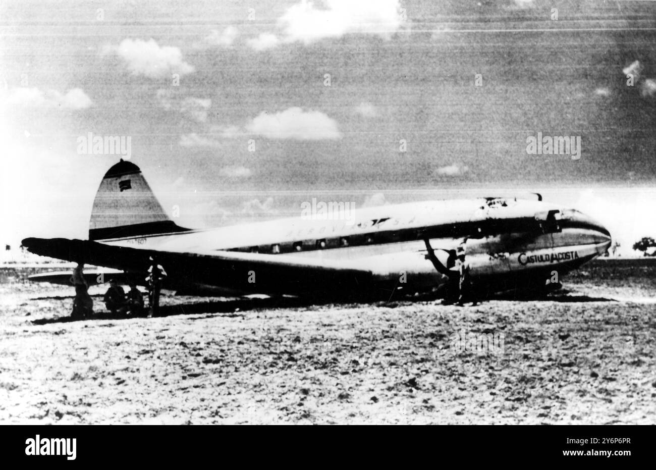 L'Avana, Cuba: Un soldato custodisce il relitto di un aereo di linea cubano che si è schiantato il 10 agosto a circa 30 miglia dall'Avana quando una banda anti-Castro ha cercato di fare una "ciurma” al contrario. L'aereo, su un volo da l'Avana all'Isola di Pines, al largo della costa meridionale di Cuba, è stato sequestrato da quattro uomini passeggeri e una donna. Il pilota Luis Regalado è stato ucciso da un proiettile randagio e l'aereo è atterrato in modo maldestro mentre il co-pilota Alberto Bayo è riuscito ad afferrare i controlli. La battaglia con le armi è andata fuori dall'aereo, e tre persone sono state uccise e sei ferite prima che la polizia prendesse il controllo della situazione. 11 agosto 1961. Foto Stock