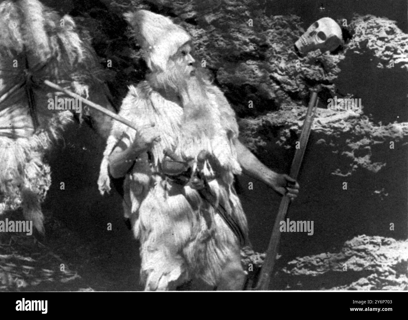 Durante le riprese di Robinson Crusoe, avvertendo i visitatori militanti, Crusoe che vagava per l'isola trova un teschio umano e delle ossa sulla costa Foto Stock