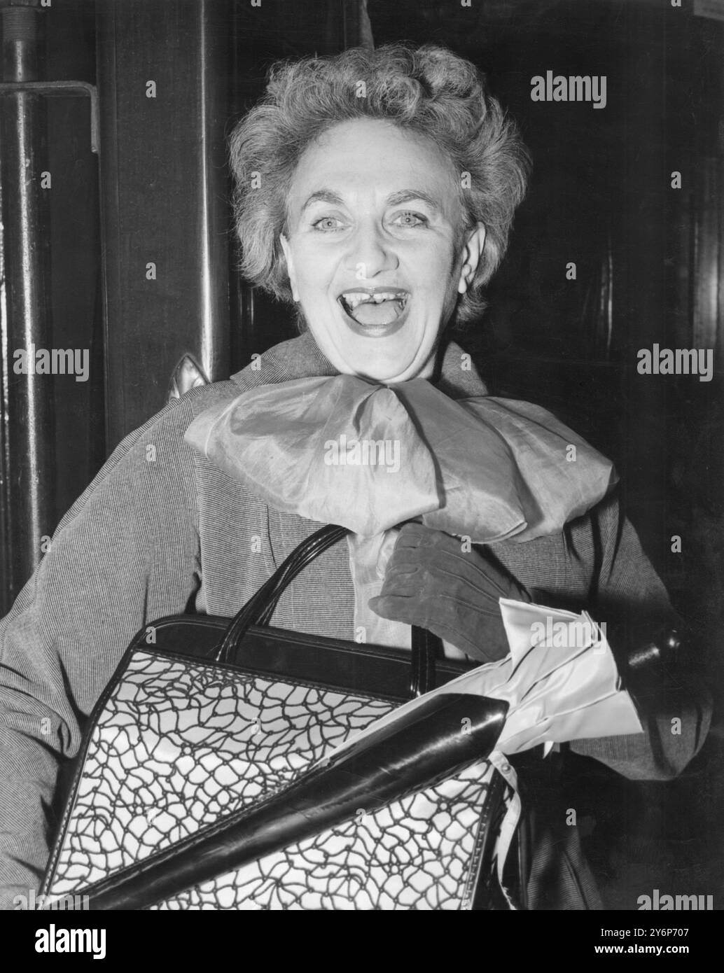 Hermione Gingold a bordo della Cunard Liner Queen Elizabeth a Southampton, al suo ritorno dall'America il 21 giugno 1955 Foto Stock