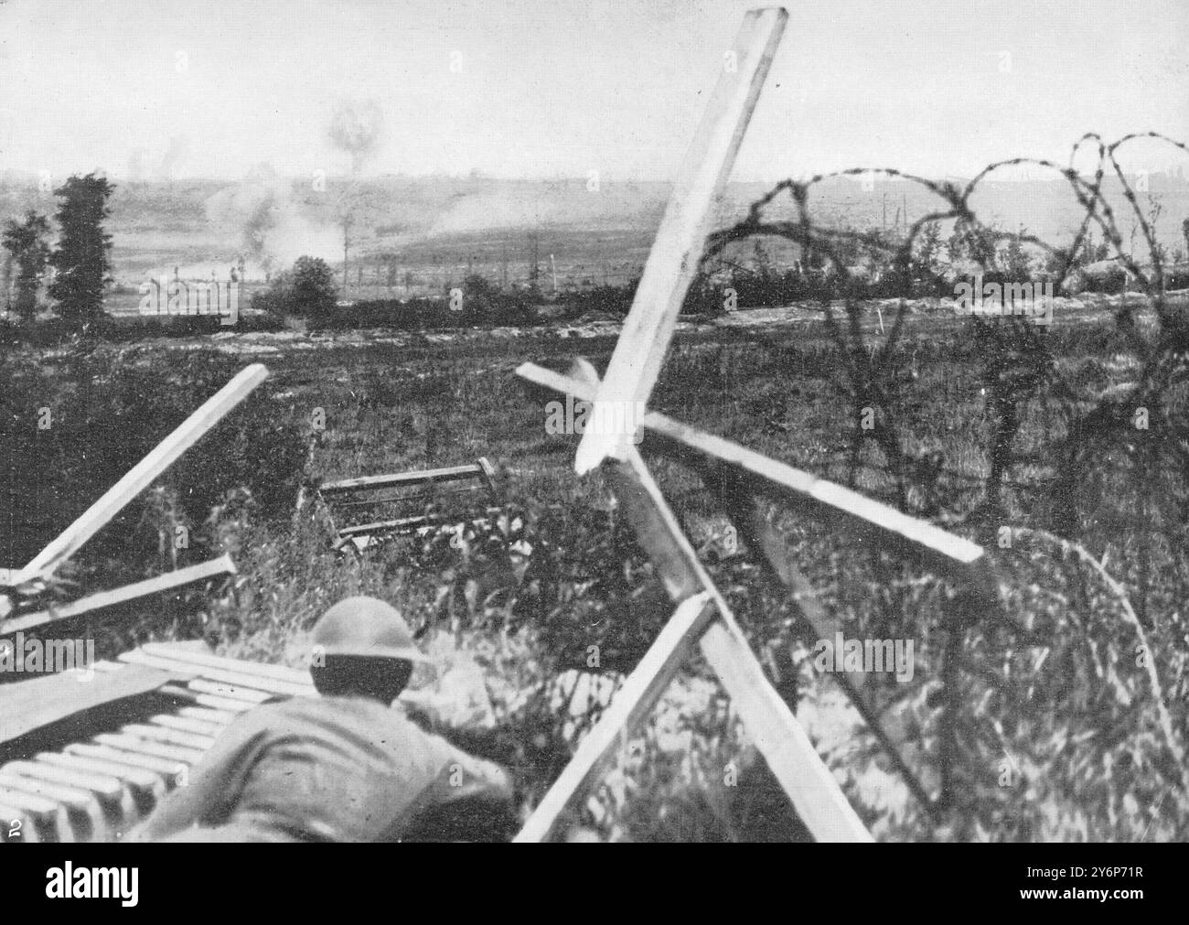 La battaglia di Messines Ridge: Due fasi della lotta: Prima dell'assalto della cresta che aveva da tempo dominato la posizione britannica a sud di Ypres. Conchiglie che cadono su Messines. 16 giugno 1917 Foto Stock