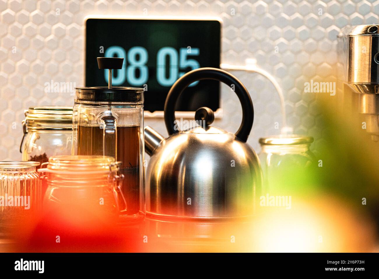 Display orologio cucina domestica. Vaschette per l'interno della casa. Foto Stock