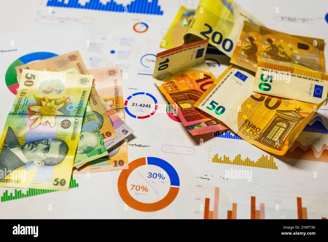 Cambio di cassa in euro del mercato economico lei in valuta rumena. Grafici finanziari analisi aziendali. Foto Stock