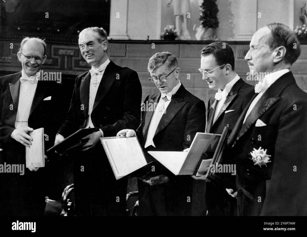Vincitori del Premio Nobel. Stoccolma: I cinque vincitori del Premio Nobel guardano i loro diplomi dopo la scintillante cerimonia di premiazione alla presenza del re Gustavo e delle principesse Margaretha e Birgitta. Da sinistra a destra: Williard F. Libby, dell'Università della California ed ex membro della Atomic Energy Comission (chimica): Professor Peter Medawar, di Hampstead, Noth West London (medicina): Sir Frank MacFarlane Burnet, dell'Australia (medicina): Donald A. Glaser, anche dell'Università della California (fisica): E poeta-diplomatico francese Saint-John perse (litteratura). Libby ha ricevuto il premio per il suo Foto Stock