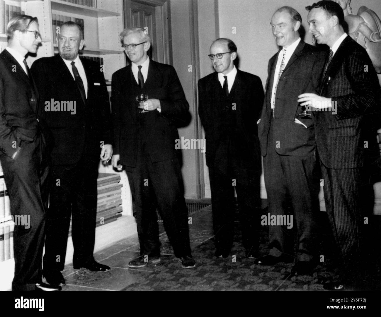 Premiati i premi Nobel. Stoccolma: Sei dei sette premi Nobel 1962 fotografati insieme ad un ricevimento tenuto in loro onore a Stoccolma alla vigilia della cerimonia annuale di premiazione. Visto da sinistra a destra: Dr. Maurice Wilkins, del British Medical Research Council; autore americano John Steinbeck; scienziato britannico Dr. John Kendrew, di Cambridge; scienziato britannico Dr. Max Perutz, di Cambridge, Dr. Francis Crick di Cambridge, e Dr. James Watson, degli Stati Uniti. Il professor Davidvich Landau, il settimo vincitore, è rimasto all'ospedale di Mosca riprendendo dalle ferite subite per ultimo Foto Stock