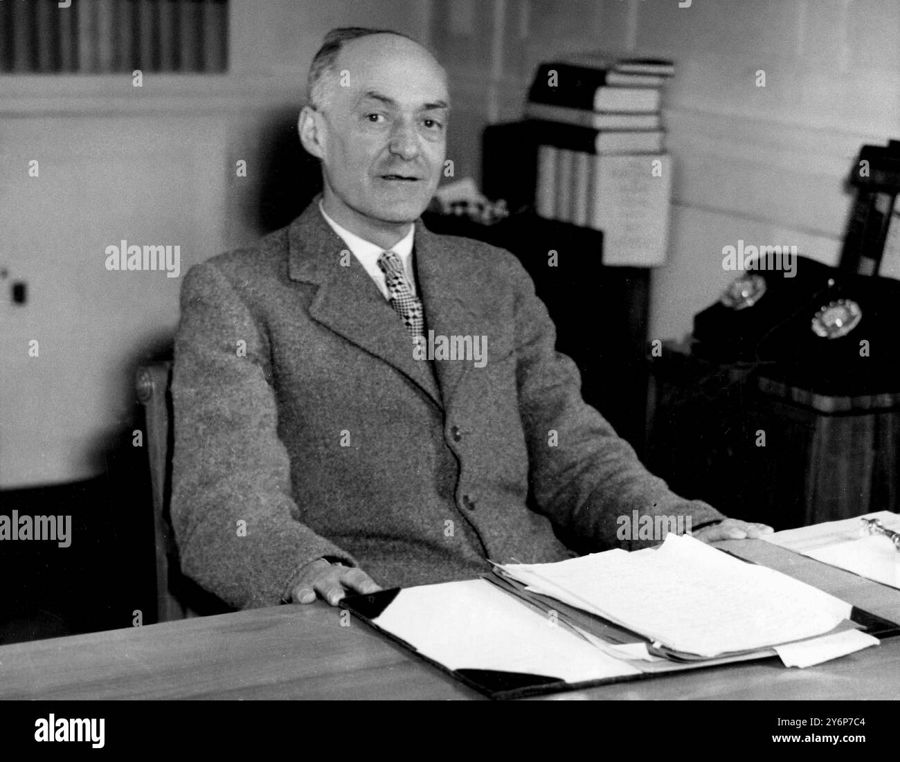 Il chimico britannico ottiene il premio Nobel. 1 novembre 1956 Sir Cyril Hinshelwood, presidente della Royal Society e professore di chimica all'Università di Oxford, che ha ricevuto, insieme a uno scienziato russo, il Premio Nobel per la chimica nel 1956. Sir Cyril, autorita' eminente sulla cinetica chimica, riceve il premio per la ricerca sul meccanismo delle reazioni chimiche. Ha fatto uno studio speciale sulla crescita cellulare batterica alla luce della chimica fisica. Foto Stock