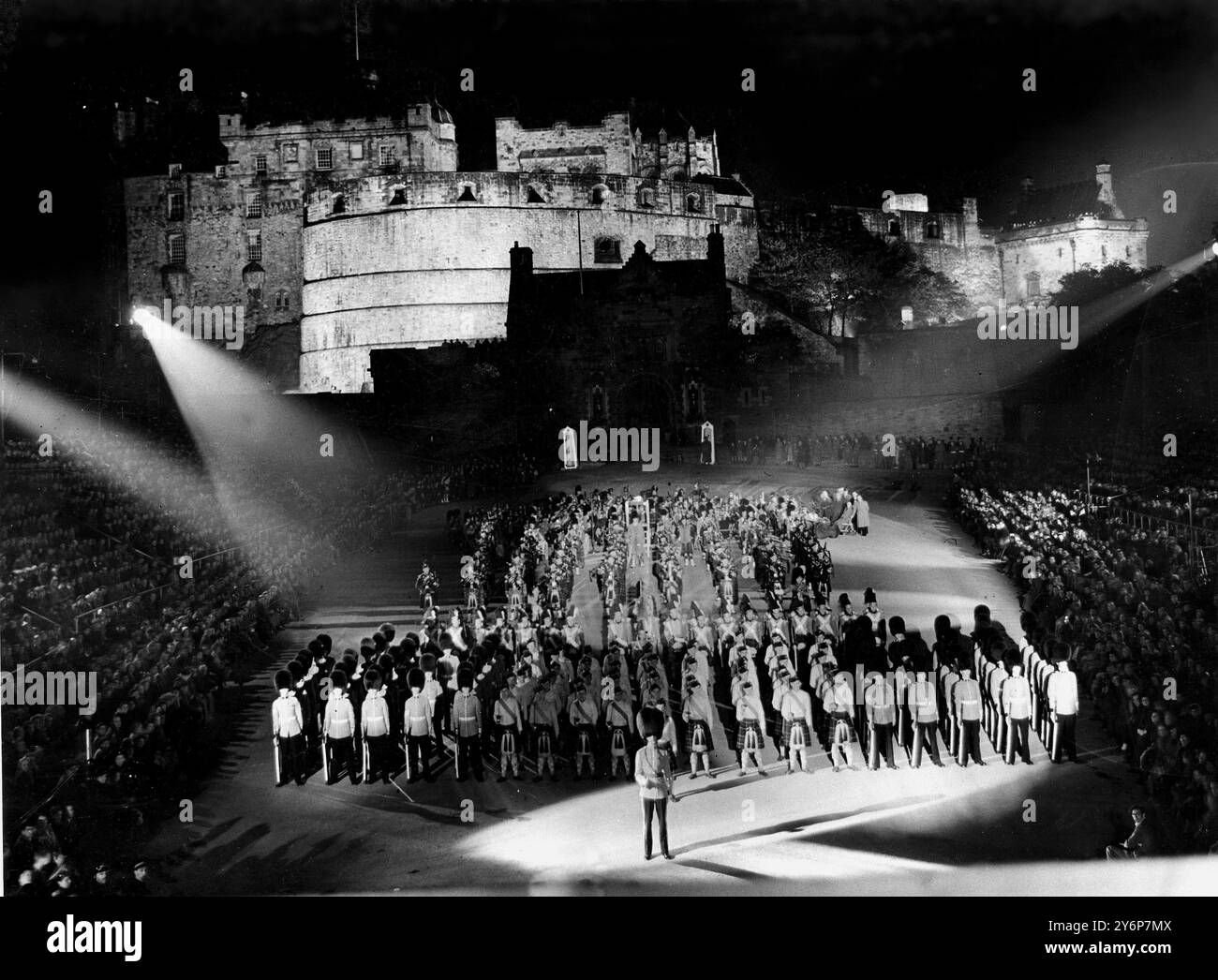 Edinburgh Military Tattoo. Bande massaggiate dei reggimenti scozzesi 11 settembre 1950 Foto Stock