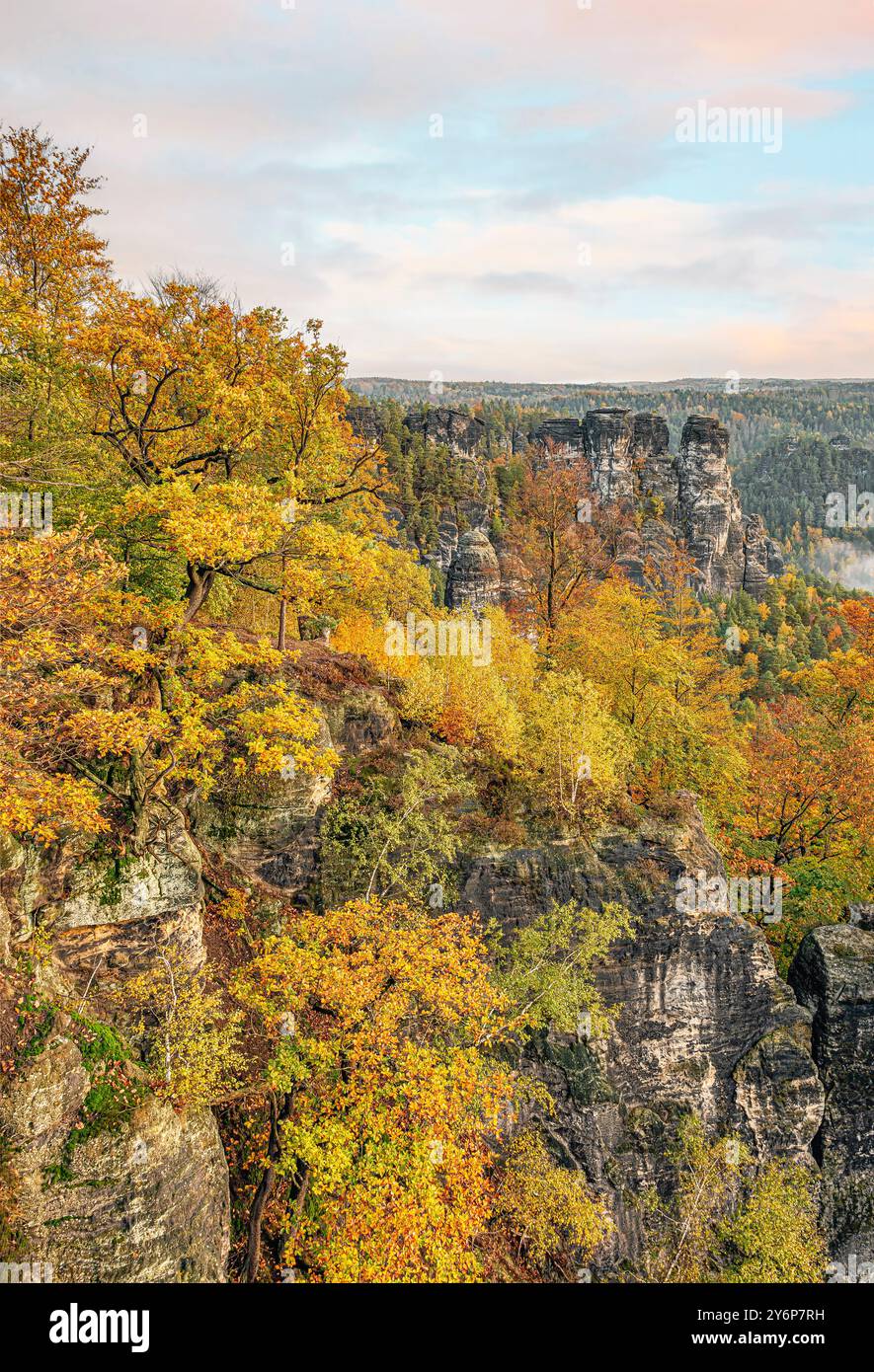 Vista panoramica dalla formazione rocciosa di Bastei in autunno, Svizzera sassone, Germania Foto Stock