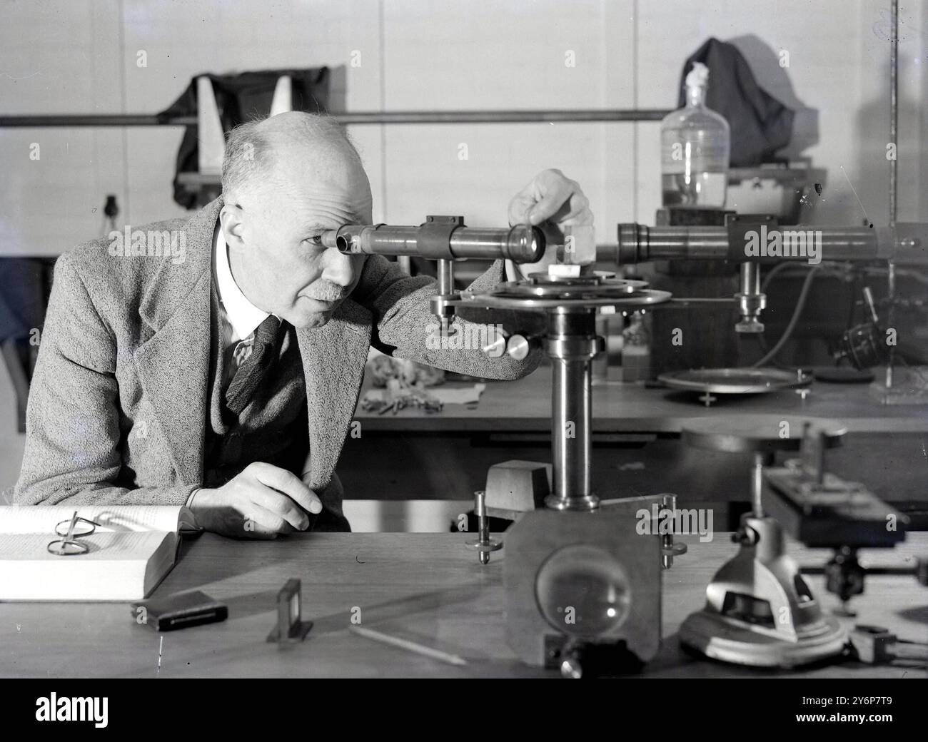 Ala Austin del Cavendish Laboratory, Università di Cambridge,. L'immagine mostra un recente ritratto di Sir Lawrence Bragg, che è stato fotografato nell'ala Austin del Cavendish Laboratory. 24 luglio 1946 Foto Stock