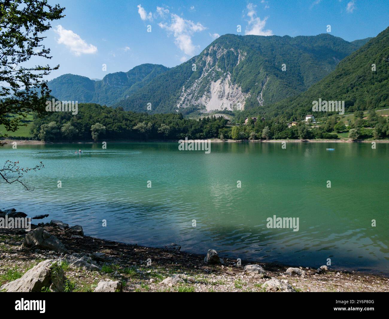 Vista panoramica verticale del lago di Tenno, Trentino alto Adige, durante il giorno Foto Stock