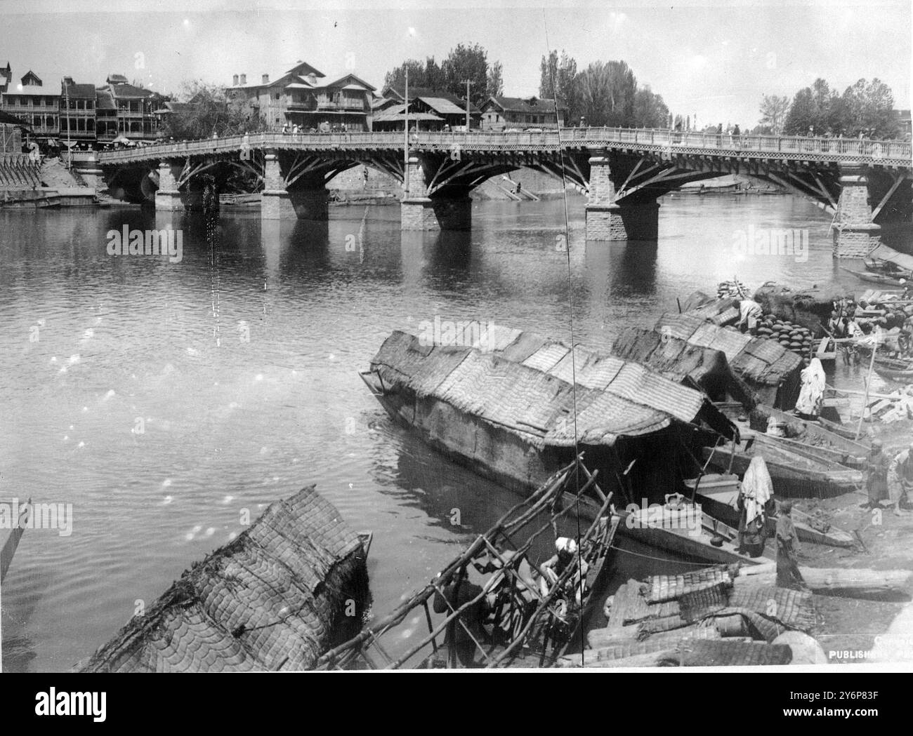 Kashmir, Srinagar... il ponte sul fiume Jhelum. Dicembre 1924. Foto Stock