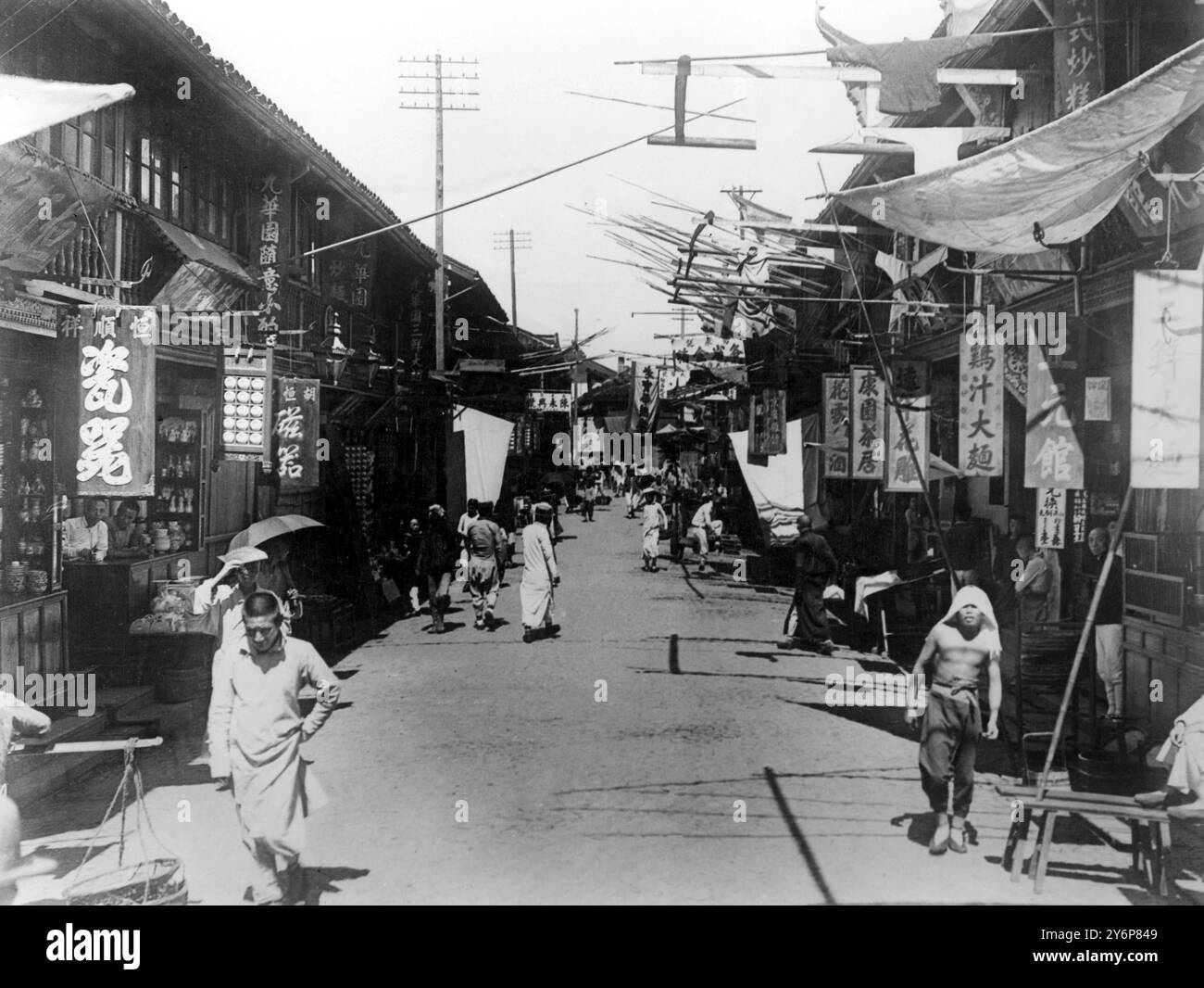 Shanghai - Cina Una strada nel quartiere vecchio della città. 17 giugno 1925 Foto Stock