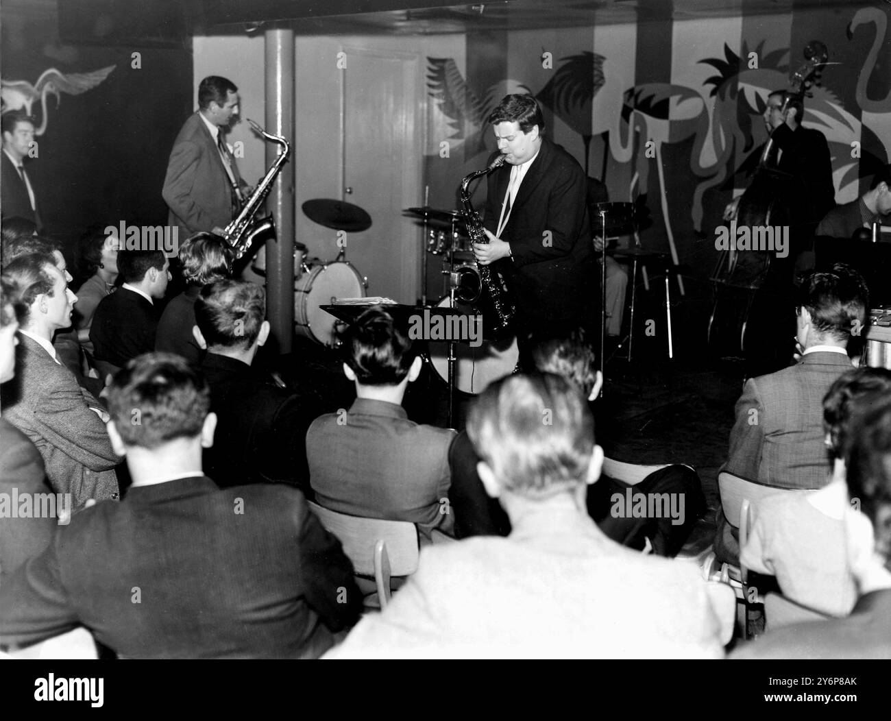 London Jazz Club. Giovani ballerini e persone che ascoltano jazzisti. Febbraio 1959. Foto Stock