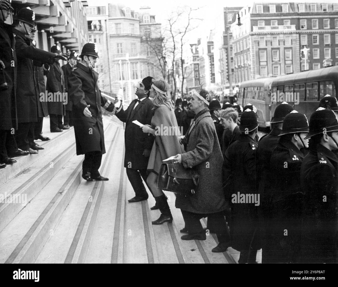 Protesta in Vietnam. L'attrice Vanessa Redgrave presenta una petizione all'Ambasciata degli Stati Uniti a Grosvenor Square. Londra - 17 marzo 1968 Foto Stock