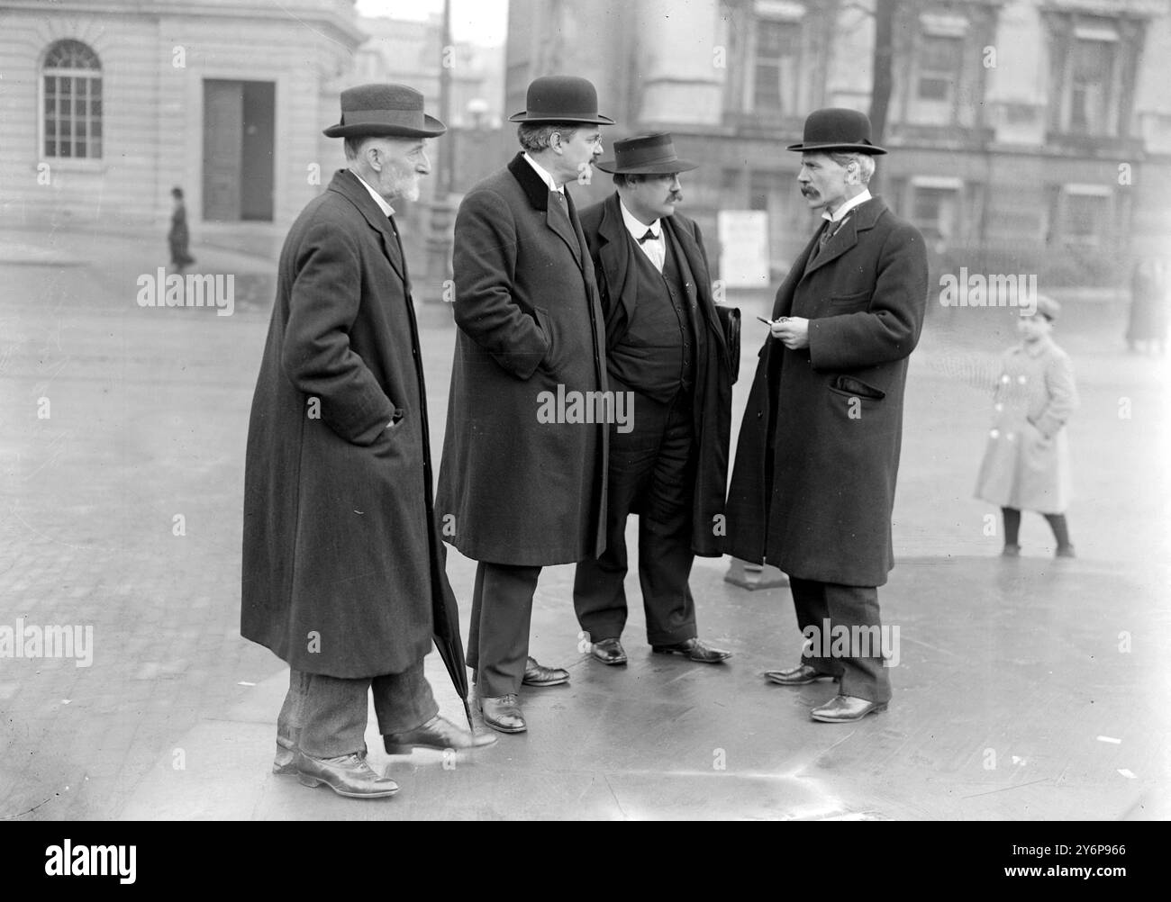 L'onorevole Ramsay Macdonald ha parlato con tre membri della camera francese che hanno visitato la Conferenza di Bristol. (Da L. a R):- (sconosciuto) R.J. Longuet, D.S. Renaudel e Ramsay Macdonald. 1916 Foto Stock
