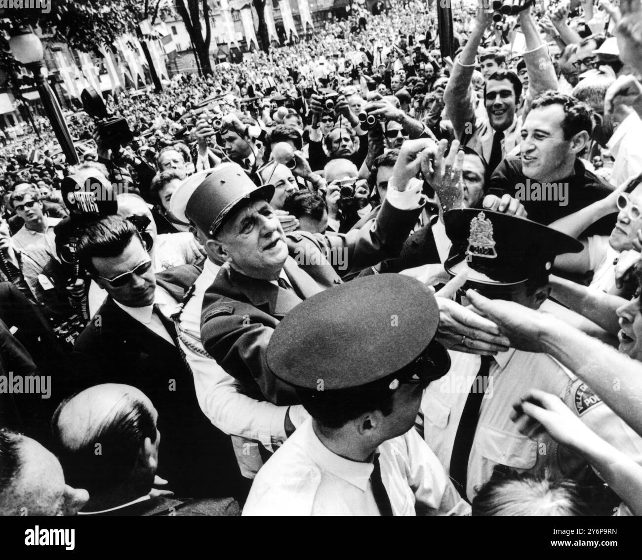 Sciami di mani si rivolgono per salutare il presidente francese Charles de Gaulle al suo arrivo fuori dal Municipio di Quebec, il 23 luglio 1967, all'inizio della sua visita di stato di cinque giorni in Canada. È stato accolto da una folla raptoriosa che ha sventolato cartelli che sostenevano la "libertà Francia-Québec" e la "decolonizzazione e pace" il 2 ottobre 1967 Foto Stock